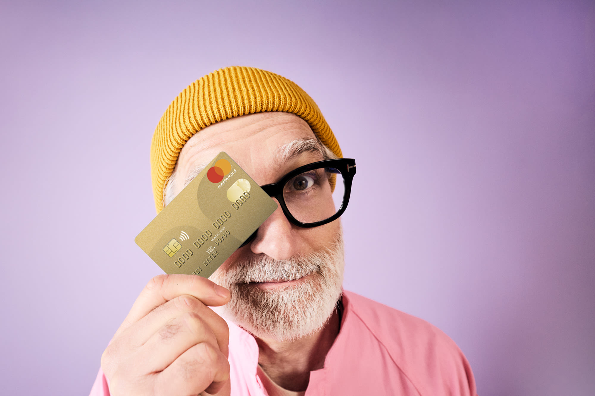 Muškarac drži zlatnu Mastercard karticu ispred oka – premium kartična rješenja sa stilom u BKS Banci. Muškarac drži zlatnu Mastercard karticu ispred oka – premium kartična rješenja sa stilom u BKS Banci.