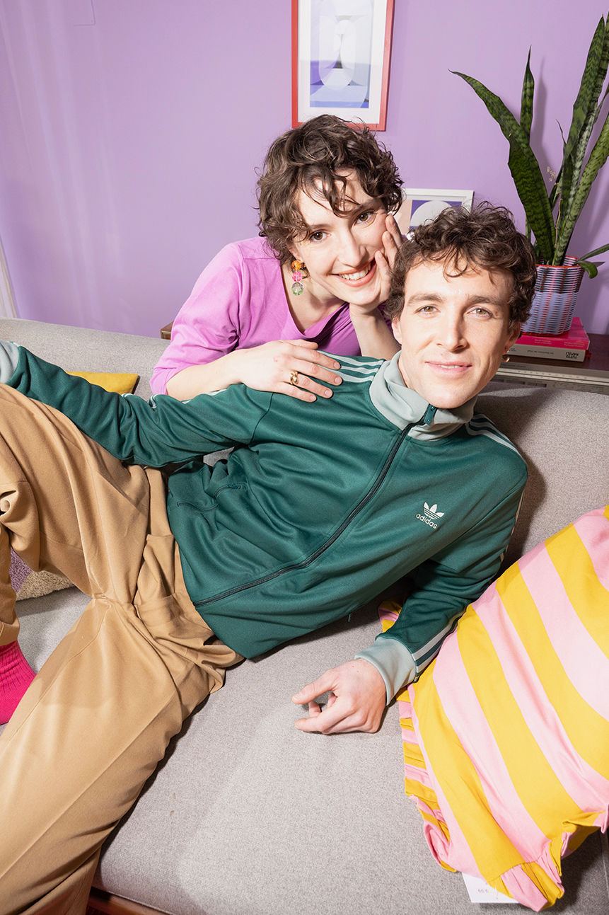 Par leži zajedno na sofi – stambeni kredit u BKS Banci