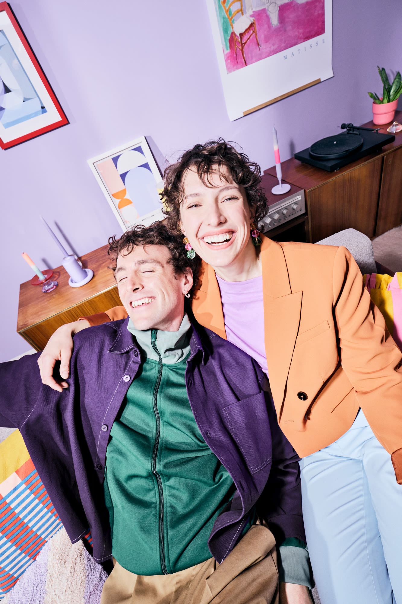 Par leži zajedno na sofi – stambeni kredit u BKS Banci Par leži zajedno na sofi – stambeni kredit u BKS Banci