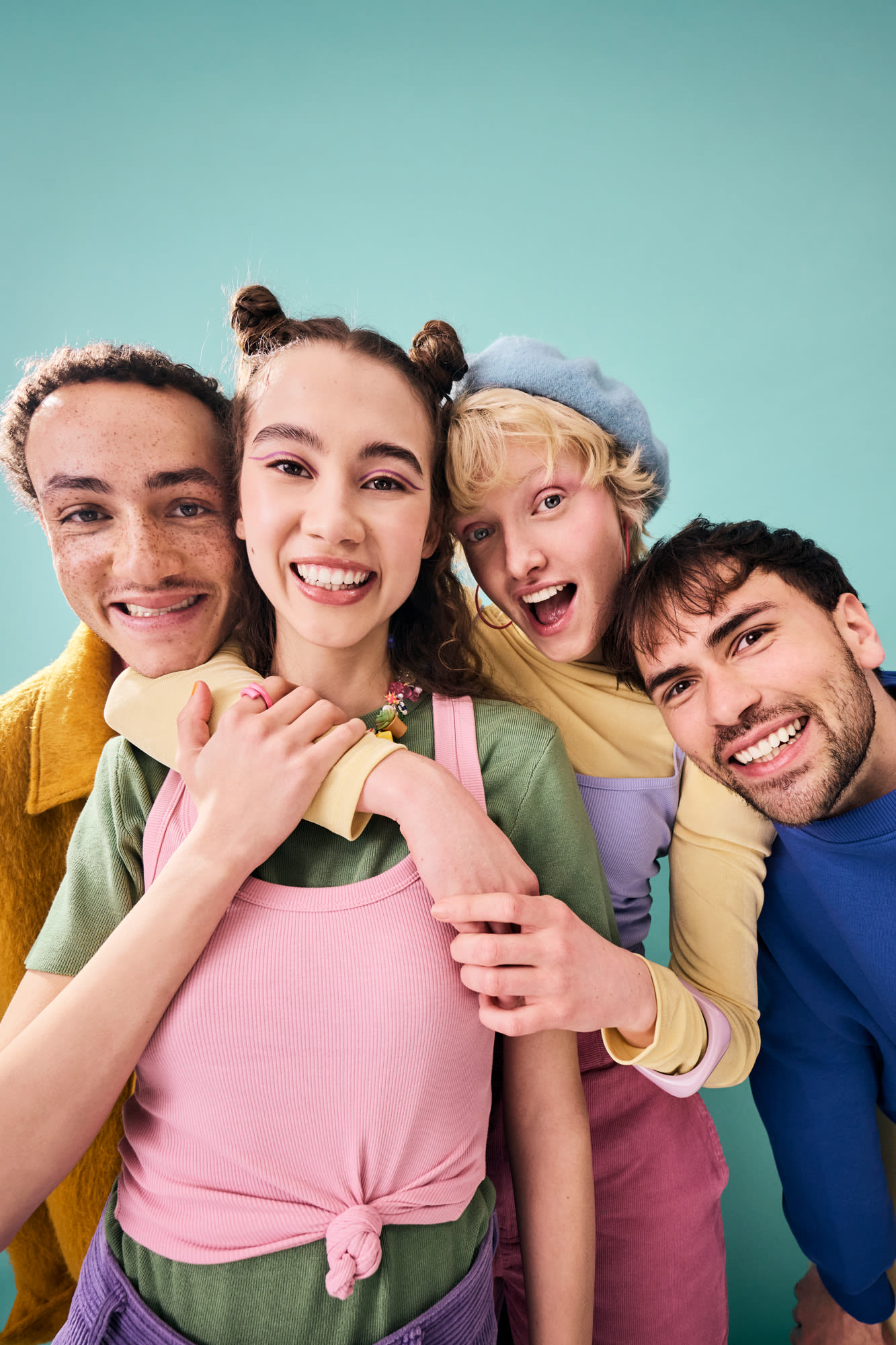 Četvoro mladih ljudi stoji zajedno i smiješe se – račun za studente u BKS Banci Četvoro mladih ljudi stoji zajedno i smiješe se – račun za studente u BKS Banci