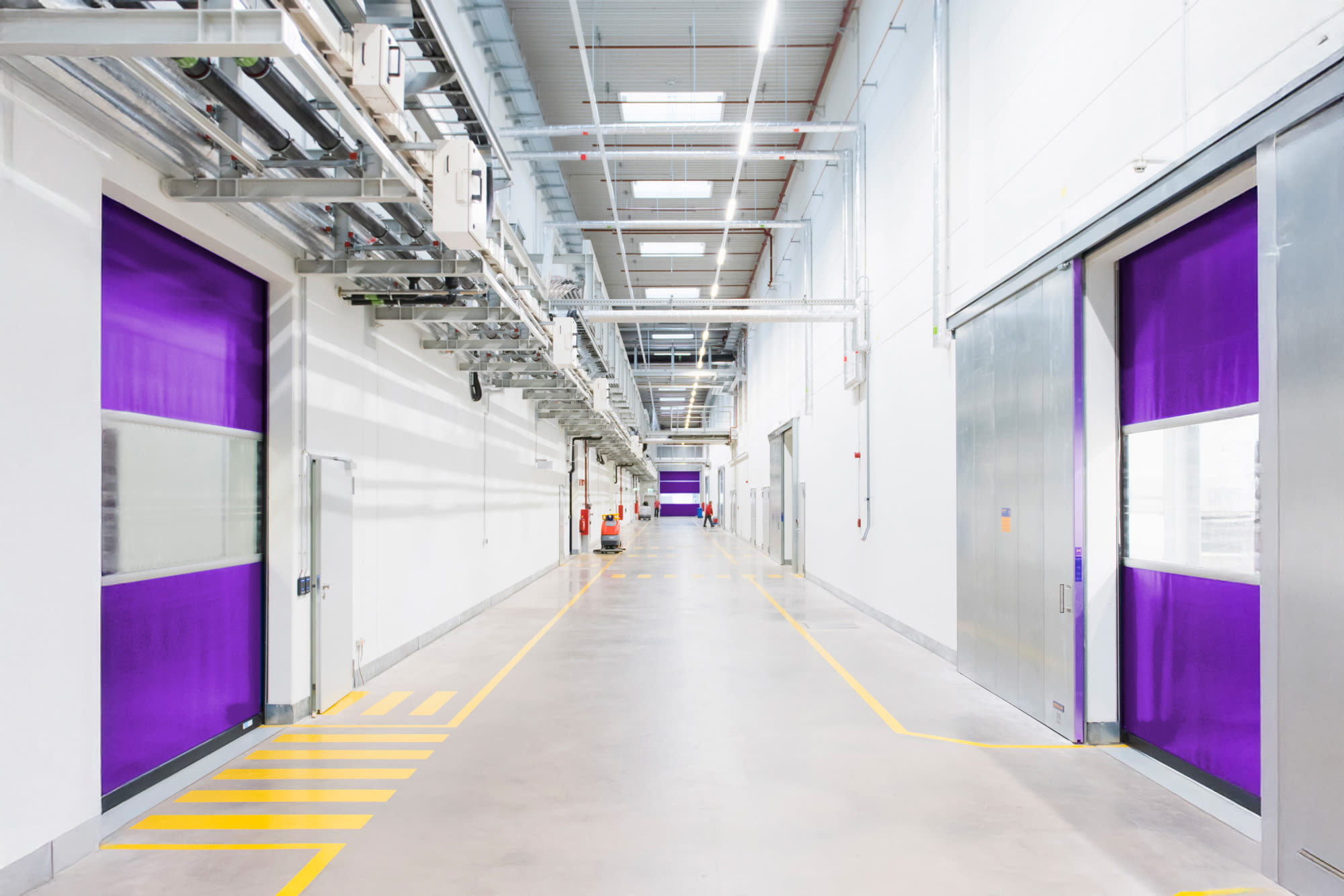 Moderan industrijski hodnik s ljubičastim vratima – infrastrukturna rješenja usmjerena na budućnost kod BKS Banke. Moderan industrijski hodnik s ljubičastim vratima – infrastrukturna rješenja usmjerena na budućnost kod BKS Banke.